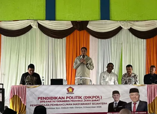 PENDIDIKAN: Anggota Komisi IV DPRD Jabar, Abdul Karim, dalam kegiatan Pendidikan Politik DPD Partai Gerindra Provinsi Jawa Barat yang digelar di Desa Cidamar, Kecamatan Cidaun, Kabupaten Cianjur, Minggu, 9 November 2025. (Sumber: Istimewa)