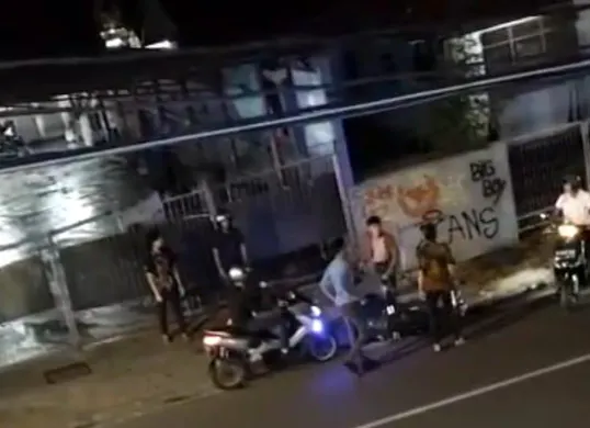 Tangkap layar video dua pria menjadi korban pengeroyokan oleh sekelompok OTK di Jalan Tebet Barat IX, Tebet, Jakarta Selatan, pada Minggu malam, 9 November 2025.