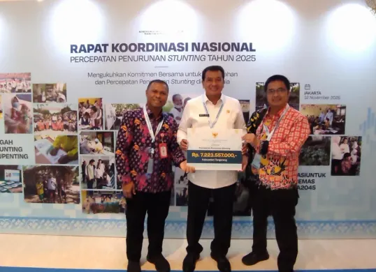 Bupati Tangerang Moch. Maesyal Rasyid menerima penghargaan insentif fiskal sebesar Rp7,2 miliar dalam Rakornas Percepatan Penurunan Stunting 2025, Rabu, 12 November 2025. (Sumber: Bagian Protokol dan Komunkasi Pimpinan Setda Kab. Tangerang)