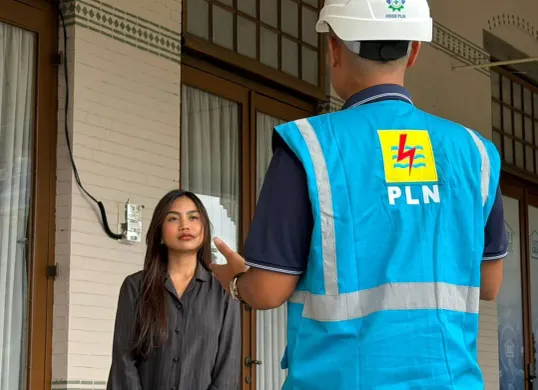 Petugas PLN UID Jakarta Raya memberikan penjelasan langsung kepada pelanggan mengenai mekanisme promo Power Hero. (Sumber: Dok. PLN UID Jakarta Raya)