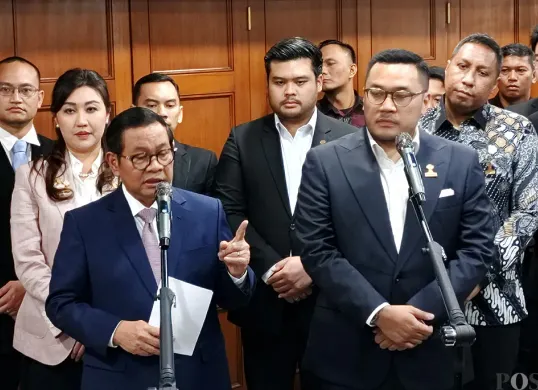 Gubernur Jakarta, Pramono Anung saat menyampaikan pernyataan kepada awak media di Balai Kota DKI Jakarta, Rabu, 12 November 2025. (Sumber: POSKOTA | Foto: M Tegar Jihad)