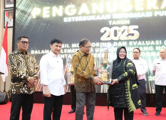 Direktur Perumdam Tirta Berkah Pandeglang, Euis Yuningsih saat menerima penghargaan dari KIP Banten. (Sumber: Perumdam Tirta Berkah Pandeglang)