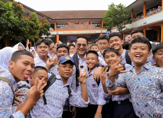 Wakil Wali Kota Cimahi, Adhitia Yudisthira tengah bersama para pelajar saat Festival Putih Abu-Abu Tingkat Kota Cimahi 2025 di SMPN 4 Cimahi. (Sumber: Poskota/Gatot Poedji Utomo)