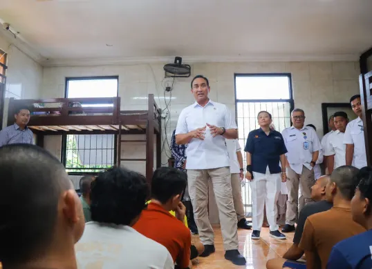 Kepala BNN RI Suyudi Ario Seto meninjau fasilitas dan berinteraksi dengan para residen di salah satu lembaga rehabilitasi di Bogor untuk memastikan layanan berjalan profesional dan berorientasi pemulihan. (Sumber: Biro Humas dan Protokol BNN)