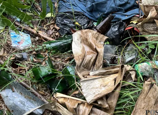 Penampakan bungkus alat kontrasepi berserakan di tempat umum. (Sumber: Poskota/Pandi Ramedhan)
