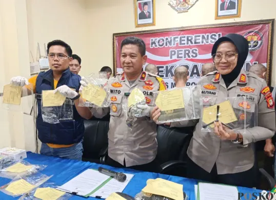 Kapolsek Babelan, Kompol Wito bersama jajarannya menggelar konferensi pers pengungkapan kasus pencurian motor sadis oleh dua kelompok, Kamis, 13 November 2025. (Sumber: Poskota/Nurpini Aulia Rapika)