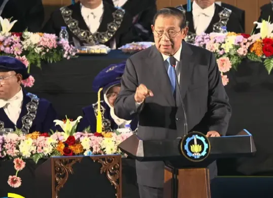 Presiden ke-6 RI SBY saat menyampaikan orasi soal geopolitik dan ancaman perang dunia di ITS Surabaya (Sumber: Youtube/@Institut Teknologi Sepuluh Nopember)