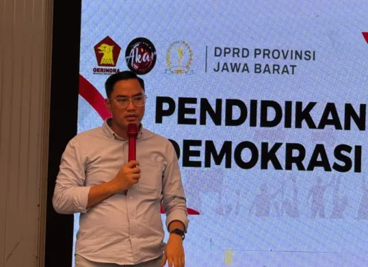 Anggota DPRD Jabar, Abdul Karim saat acara Pendidikan Demokrasi 2 dan HAM Kelurahan Sayang, Kecamatan Cianjur, Kabupaten Cianjur, Sabtu, 1 November 2025. (Sumber: Dok. Istimewa)