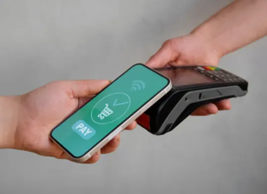 Ilustrasi QRIS Tap - bagaimana cara kerjanya? Simak penjelasan lengkap dan cara untuk mengaktifkannya di dompet digital populer seperti DANA, ShopeePay, dan GoPay. (Sumber: Freepik/pikisuperstar)