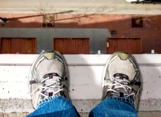 Ilustrasi mahasiswi Universitas Pakuan (Unpak) jatuh dari lantai 3 gedung kampus. (Sumber: Halodoc)