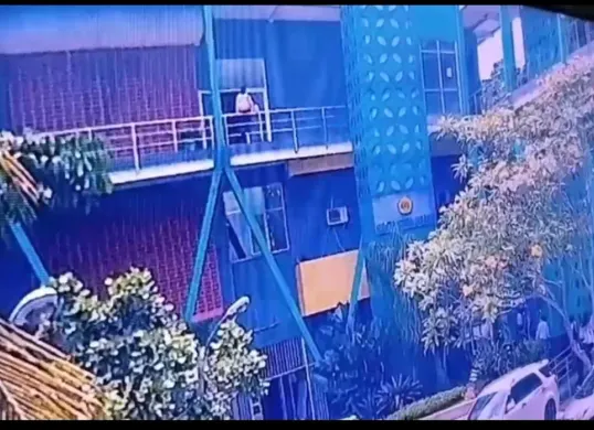 Tangkapan layar detik-detik sebelum jatuhnya mahasiswi di Unpak Bogor. (Sumber: Istimewa)