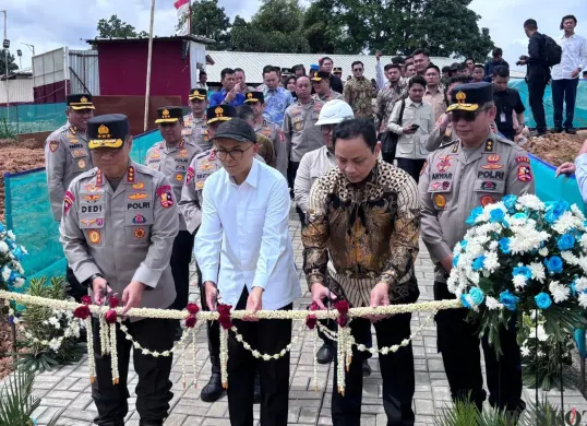 Wakapolri Komjen Pol Dedi Prasetyo meresmikan masjid di SMA Kemala Taruna Bhayangkara (KTB), Kecamatan Gunung Sindur, Kabupaten Bogor, Kamis, 13 November 2025. (Sumber: Poskota/Giffar Rivana)