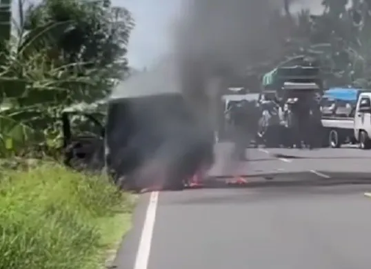 Mobil pengisi ATM Bank BUMN terbakar (Sumber: TikTok/@duniapunyacerita_)