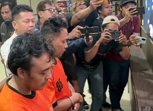 Tampang pelaku pembunuhan sopir taksi online yang jasadnya dibuang di Tol Jagorawi. (Sumber: POSKOTA | Foto: Giffar Rivana)