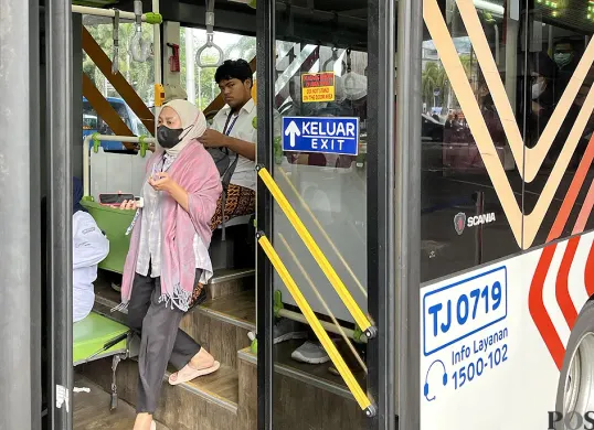 Ilustrasi, masyarakat saat turun dari bus TransJakarta di Halte Slipi, Palmerah, Jakarta Barat, Kamis, 13 November 2025. (Sumber: POSKOTA | Foto: Pandi Ramedhan)
