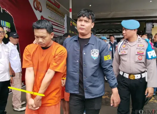 Pelaku pengeroyokan digelandang dalam gelar perkara di Mapolres Cimahi, Kamis, 13 November 2025. (Sumber: Poskota/Gatot Poedji Utomo)