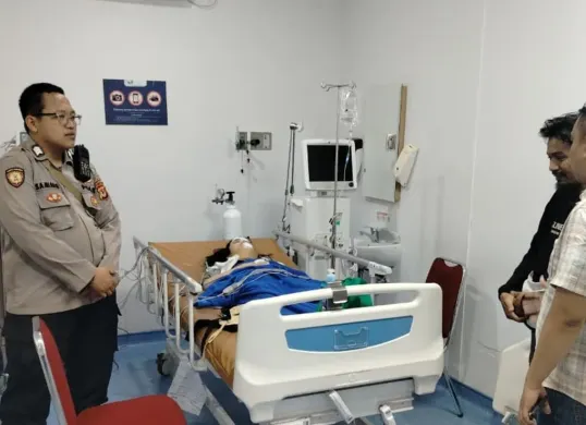 Pihak kepolisian memeriksa kondisi korban setelah jatuh dari lantai tiga Gedung Manajemen, Unpak Bogor. (Sumber: Polsek Bogor Tengah)