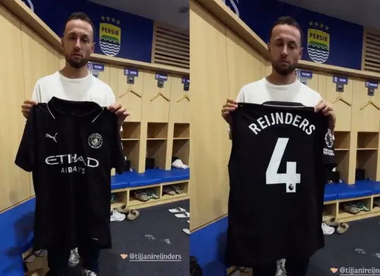Potret kapten Persib Bandung, Marc Klok yang pamer jersey Manchester City. (Sumber: Instagram/@persibtalk)