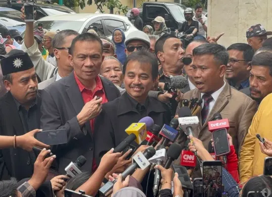 Mantan Menteri Pemuda dan Olahraga (Menpora) Roy Suryo memenuhi panggilan pemeriksaan perdana sebagai tersangka dalam kasus tuduhan ijazah palsu, di Polda Metro Jaya, Jakarta Selatan. (Sumber: Poskota/Ali Mansur)