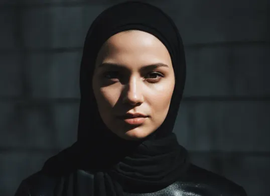 Contoh foto Potret wanita hijab realistis dengan close up Y2-K (Sumber: Dok/Gemini AI)