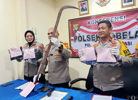 Kapolres Metro Bekasi, Kombes Pol Mustofa dan jajaran menggelar konferensi pers pengungkapan kasus tawuran di Desa Babelan Kota yang mengakibatkan satu orang meninggal dunia. (Sumber: POSKOTA | Foto: Nurpini Aulia Rapika)