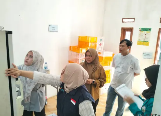 Tim dari Dinkes Pandeglang saat melakukan IKL di dapur SPPG Sindanglaya 2. (Sumber: Poskota/Samsul Fatoni)