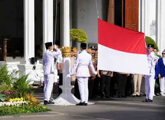 Pasukan pengibar bendera dan jajaran Forkopimda Kota Bogor mengikuti upacara peringatan Hari Pahlawan di Plaza Balaikota Bogor, Senin, 10 November 2025. (Sumber: Istimewa)