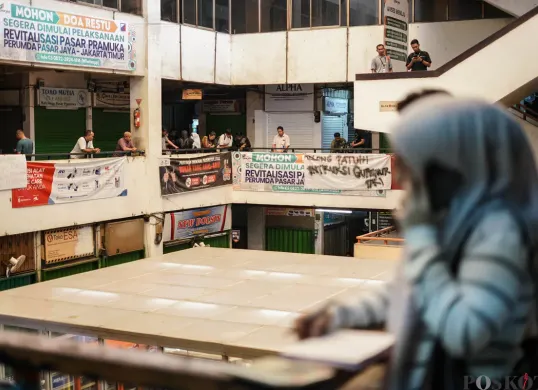 Suasana kios obat dan alat kesehatan di Pasar Pramuka, Matraman, Jakarta, Jumat, 14 November 2025. (Sumber: Poskota/Bilal Nugraha Ginanjar)