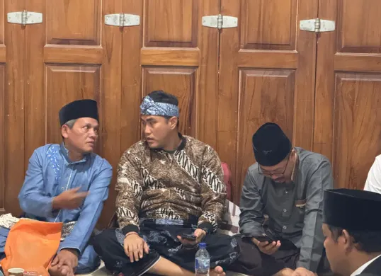 ASPIRASI: Anggota DPRD Komisi IV DPRD Jabar, Abdul Karim saat berbincang dengan tokoh masyarakat Kecamatan Cianjur dalam kegiatan Dialog Wakil Rakyat di BLK Residence, Kecamatan Cianjur, Kabupaten Cianjur. (Sumber: Istimewa)
