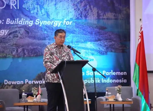 Ketua BKSP DPD RI, Gusti Farid Hasan dalam Forum Membangun Sinergi untuk Pariwisata Berkelanjutan dan Energi Baru Terbarukan di KEK Mandalika, Lombok Tengah, Rabu, 12 November 2025. (Sumber: Dok. DPD RI)