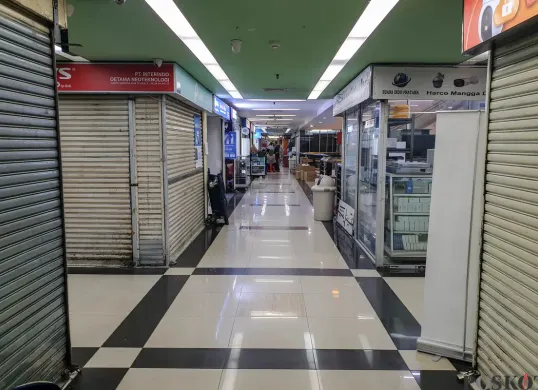 Sejumlah kios elektronik di Harco Mangga Dua, Mangga Dua Selatan, Sawah Besar, Jakarta Pusat, tutup, Jumat, 14 November 2025. (Sumber: Poskota/Bilal Nugraha Ginanjar)