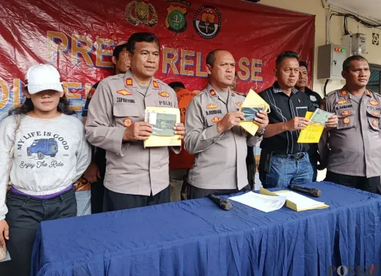 Kapolsek Bekasi Selatan, Kompol Dedi Herdiana, bersama jajarannya menggelar konferensi pers kasus perampasan motor dengan modus tawaran kerja di Bekasi Selatan. (Sumber: Poskota/Nurpini Aulia Rapika)