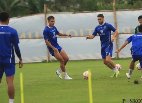 Suasana latihan Persib Bandung di lapangan pendamping Gelora Bandung Lautan Api, Gedebage, Kota Bandung. (Sumber: Poskota/Gatot Poedji Utomo)