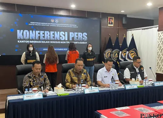 Jumpa pers dua WNA asal Uzbekistan terjerat prostitusi di Kantor Imigrasi Kelas I A Jakarta Barat, Jumat, 14 November 2025. (Sumber: Poskota/Pandi Ramedhan)