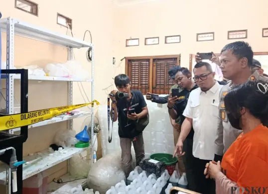 Kapolres Metro Bekasi Kota, Kombes Pol Kusumo Wahyu Bintoro menggerebek rumah produksi sabun cair palsu di wilayah Pondok Melati, Kota Bekasi, Kamis, 13 November 2025. (Sumber: Poskota/Nurpini Aulia Rapika)