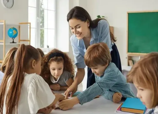 Ilustrasi siswa belajar di kelas (Sumber: Pinterest)