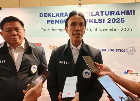 Ketum PKSLI Satya Morgan dan Sekjend PKSL Jimmy Kohan saat diwawancarai awak media di Cempaka Putih, Jakarta Pusat, Jumat, 14 November 2025. (Sumber: Poskota/M. Tegar Jihad)