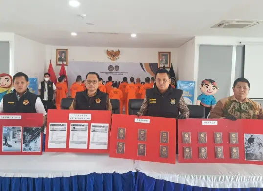 Kantor Imigrasi Kelas I TPI Jakarta Utara mengamankan 14 WNA China bekerja ilegal di kawasan Kelapa Gading, Senin, 10 November 2025. (Sumber: Dok. Imigrasi Jakut)