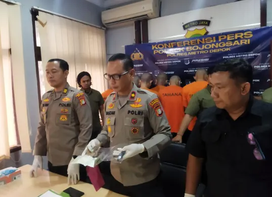 Kapolsek Bojongsari Kompol Fauzan Thohari dengan Panit Reskrim Iptu Marno dan Kasi Humas Polres Metro Depok AKP Made Budi menghadirkan komplotan pencuri motor dan penadah dalam konfefensi pers. (Sumber: Poskota/Angga Pahlevi)