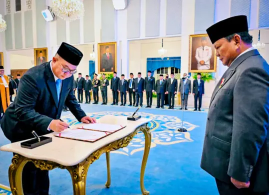 Potret Arif Satria (kiri) saat dilantik menjadi Kepala Badan Riset dan Inovasi Nasional (BRIN) oleh Presiden Prabowo Subianto (kanan) pada Senin, 10 November 2025. (Sumber: Setkab.go.id)