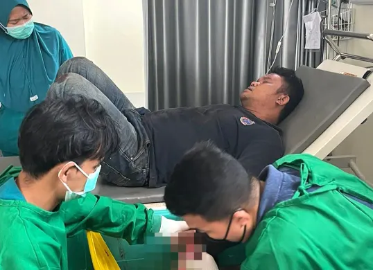 Salah satu terduga pelaku curanmor saat menjalani perawatan akibat diamuk warga. (Sumber: Dok. Polsek Ciruas)