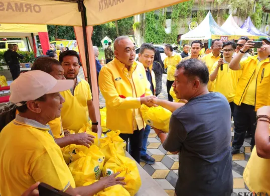 Ketua DPD Golkar Jakarta Ahmed Zaki Iskandar saat memberikan sembako kepada masyarakat di Kantor DPD Golkar DKI Jakarta, Cikini, Jakarta Pusat, Sabtu, 15 November 2025. (Sumber: Poskota/M. Tegar Jihad)