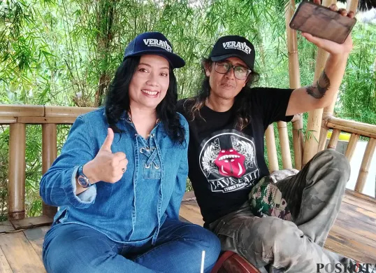 Vera Ida Hasani (kiri) jaga musik blues di Cimahi. (Sumber: Poskota/Gatot Poedji Utomo)