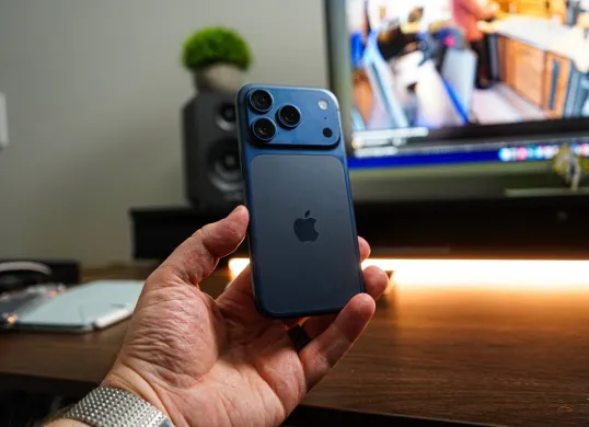iPhone 17 Pro Max menjadi salah satu HP flagship Apple terbaru paling diminati usai dirilis di Indonesia pada Oktober 2025. (Sumber: X/@mtgproductionss)