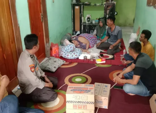 Kapolsek Petir AKP Priyanto bersama anggota Bhabinkamtibmas menjenguk Wiwit, seorang IRT yang tertimpa tembok roboh di rumahnya. (Sumber: Dok. Polsek Petir)