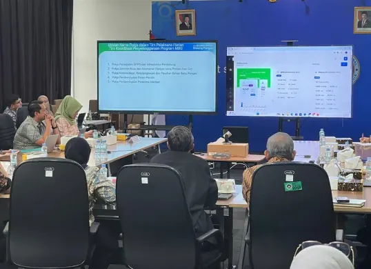 Para anggota tim lintas kementerian mengikuti rapat koordinasi Program Makan Bergizi Gratis (MBG), membahas pembentukan lima kelompok kerja untuk mempercepat pelaksanaan dan pengawasan program. (Sumber: Istimewa)