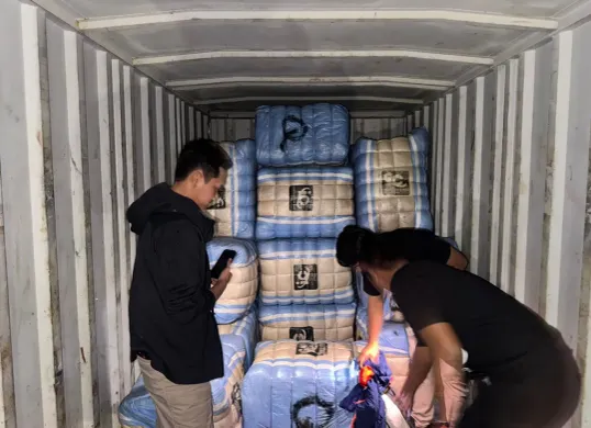 Subdit I Indag Ditreskrimsus Polda Metro Jaya mengungkap praktik perdagangan pakaian bekas impor ilegal (ballpress)bekas di kawasan Duren Sawit, Jakarta Timur. (Sumber: Polda Metro Jaya)