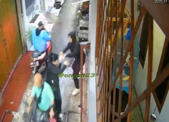 Tangkap layar pasutri menjadi korban begal di Jalan Songsi Dalam 3 Gang Hijau RW 06, Kelurahan Tanah Sereal, Kecamatan Tambora, Jakarta Barat, Sabtu, 15 November 2025.