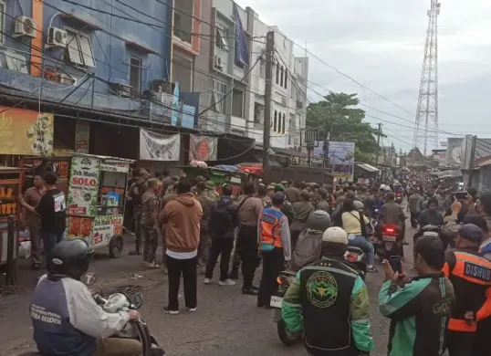 Satpol PP Kota Depok menertibkan pedagang berjualan di sekitar kawasan Stasiun Depok Lama. (Sumber: Istimewa)