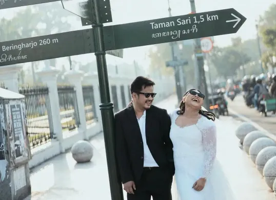 Sosok Rully Anggi Akbar menjadi perbincangan hangat setelah muncul dalam rangkaian foto prewedding bersama artis sekaligus komedian Tanah Air, Boiyen. (Sumber: Instagram/@boiyenpesek)